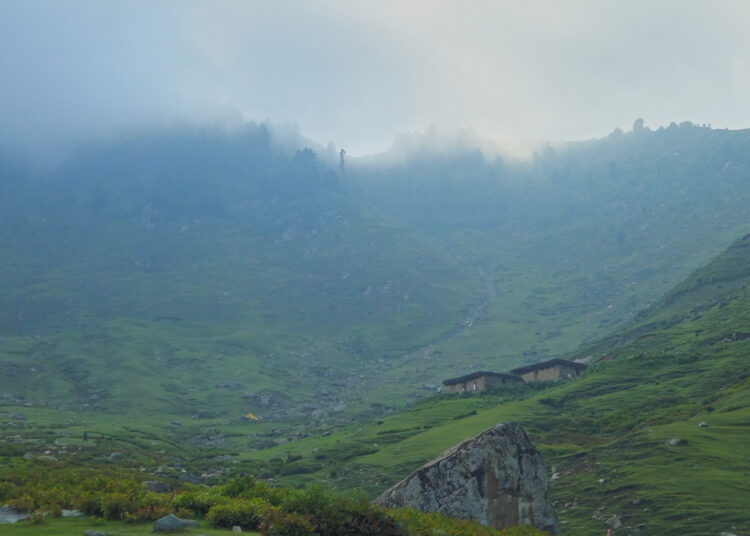 MeT Forecasts Light Rain, Thunder and Gusty Winds at Scattered Places Across J&K on June 16–17