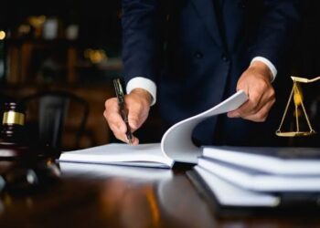 Lawyer Awarded ₹15,000 Compensation After Restaurant Imposed Service Charge Without Consent